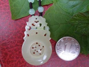 晶瑩潤澤，財源滾滾 阿富汗玉“錢袋”吊墜工藝品鑒賞